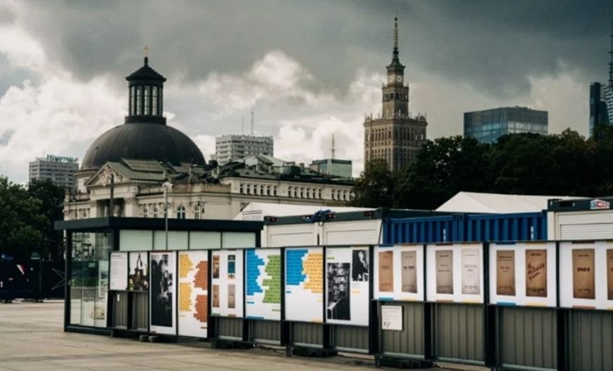 ☄️В Варшаве под открытым небом открылась выставка, посвященная Ежи Гедройцю и журналу Kultura